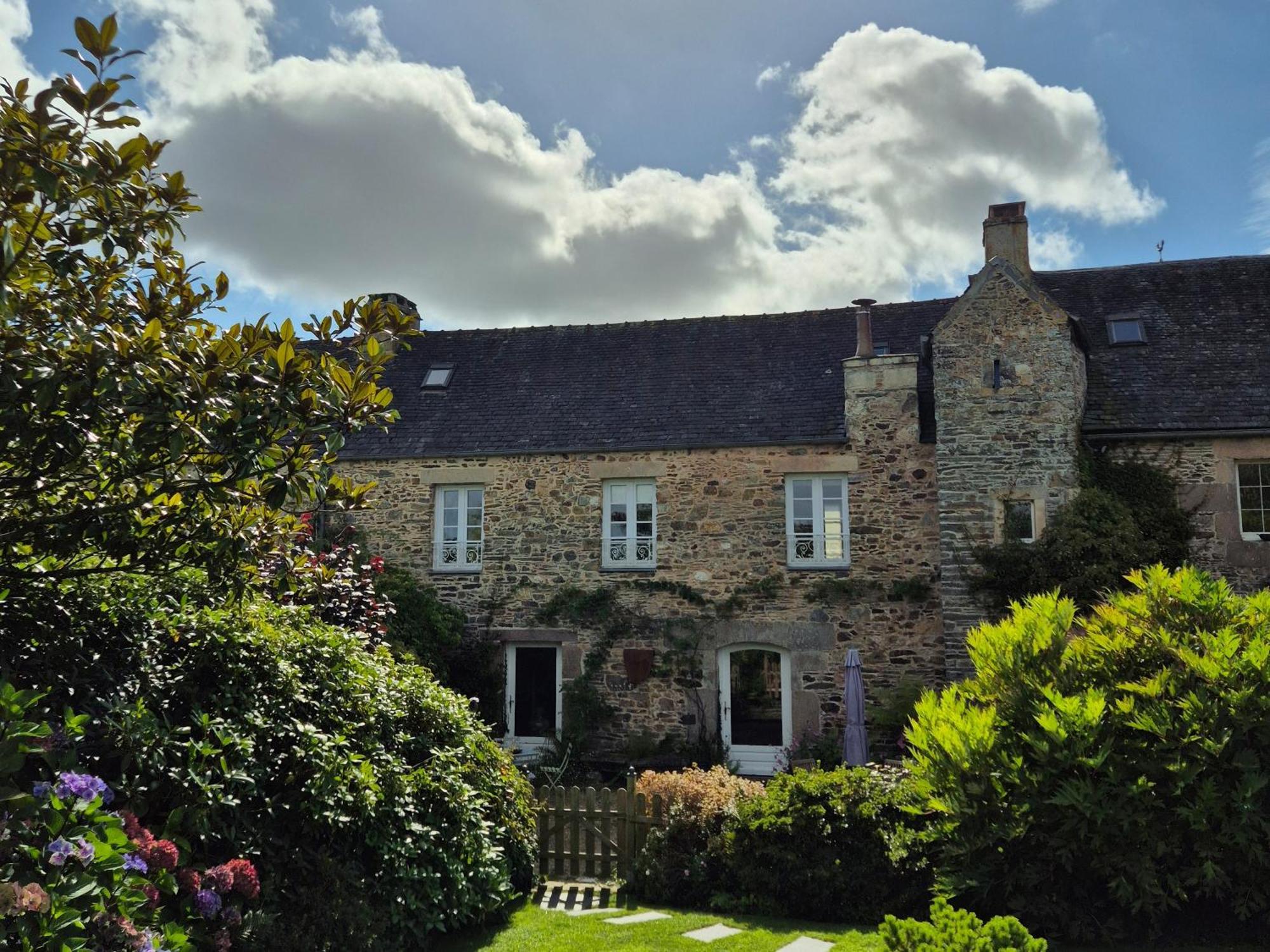 Gîte de charme au Manoir du Plessis-Quinquis Sainte-Seve Extérieur photo